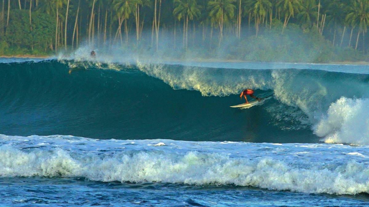 Surfing Nias